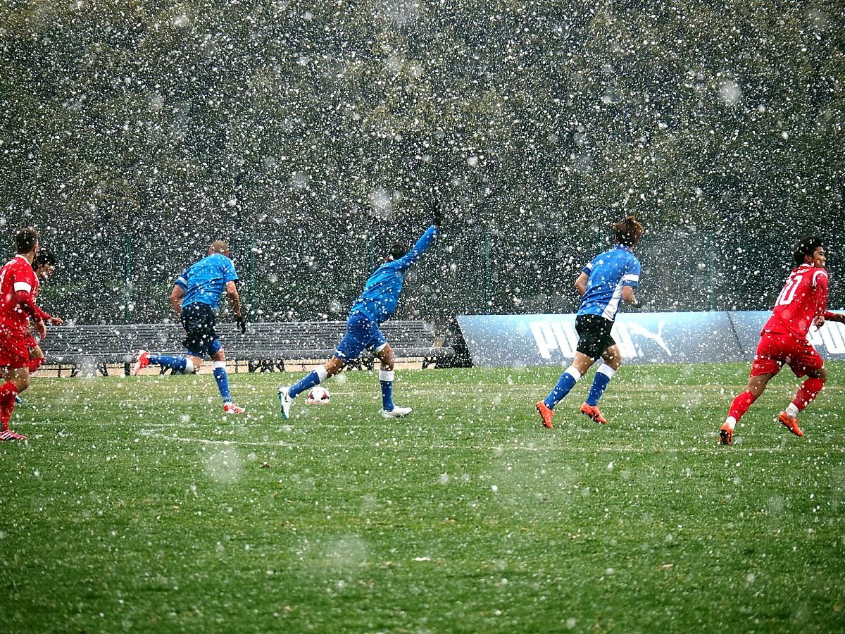 包含本轮足球赛场上的精彩一幕：惊险反击获胜的词条