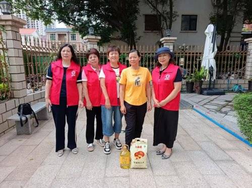 球员们参加社区义工活动，关爱弱势群体