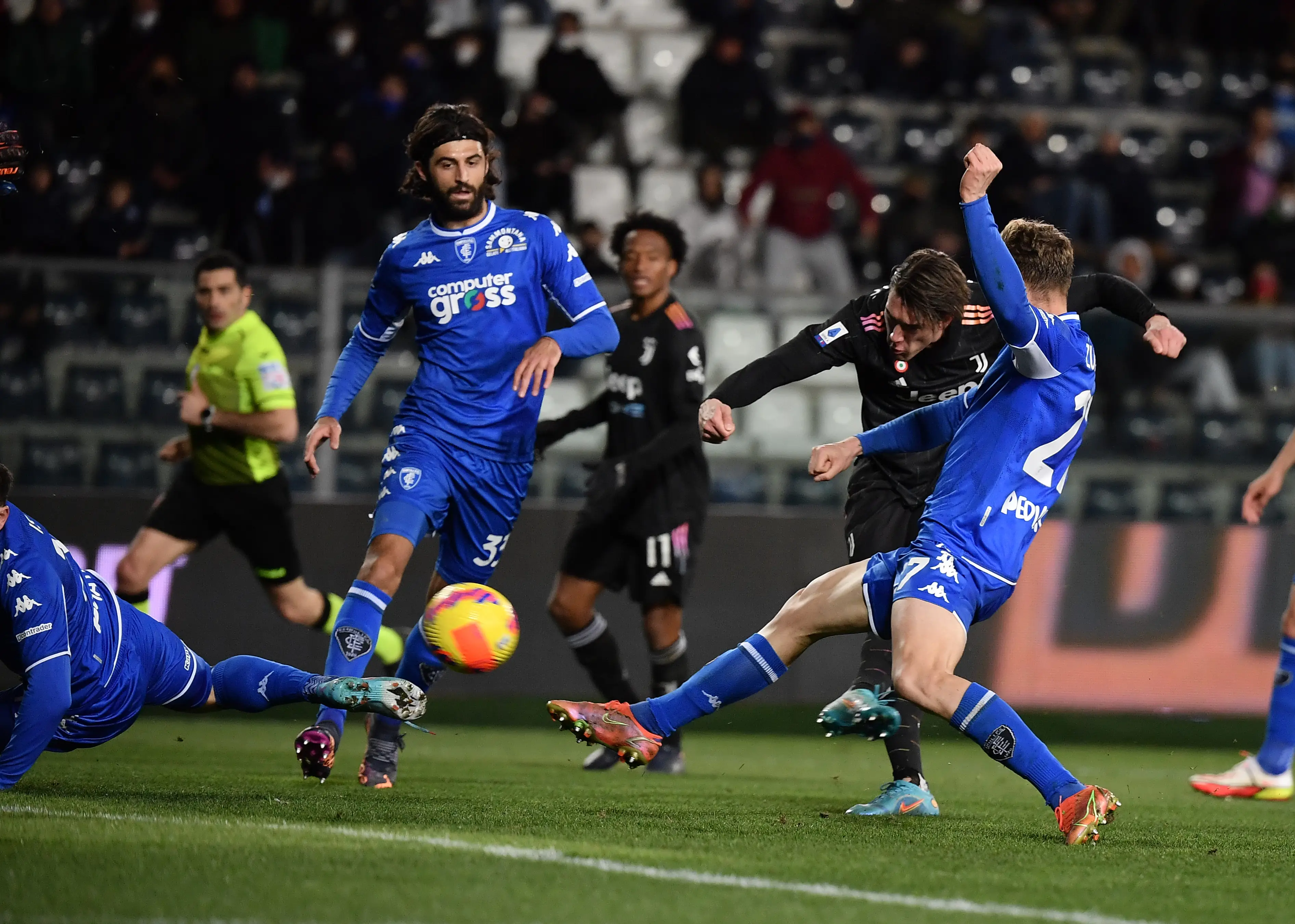 爱游戏网页版登录入口-意甲联赛中球员们为了荣誉而拼搏