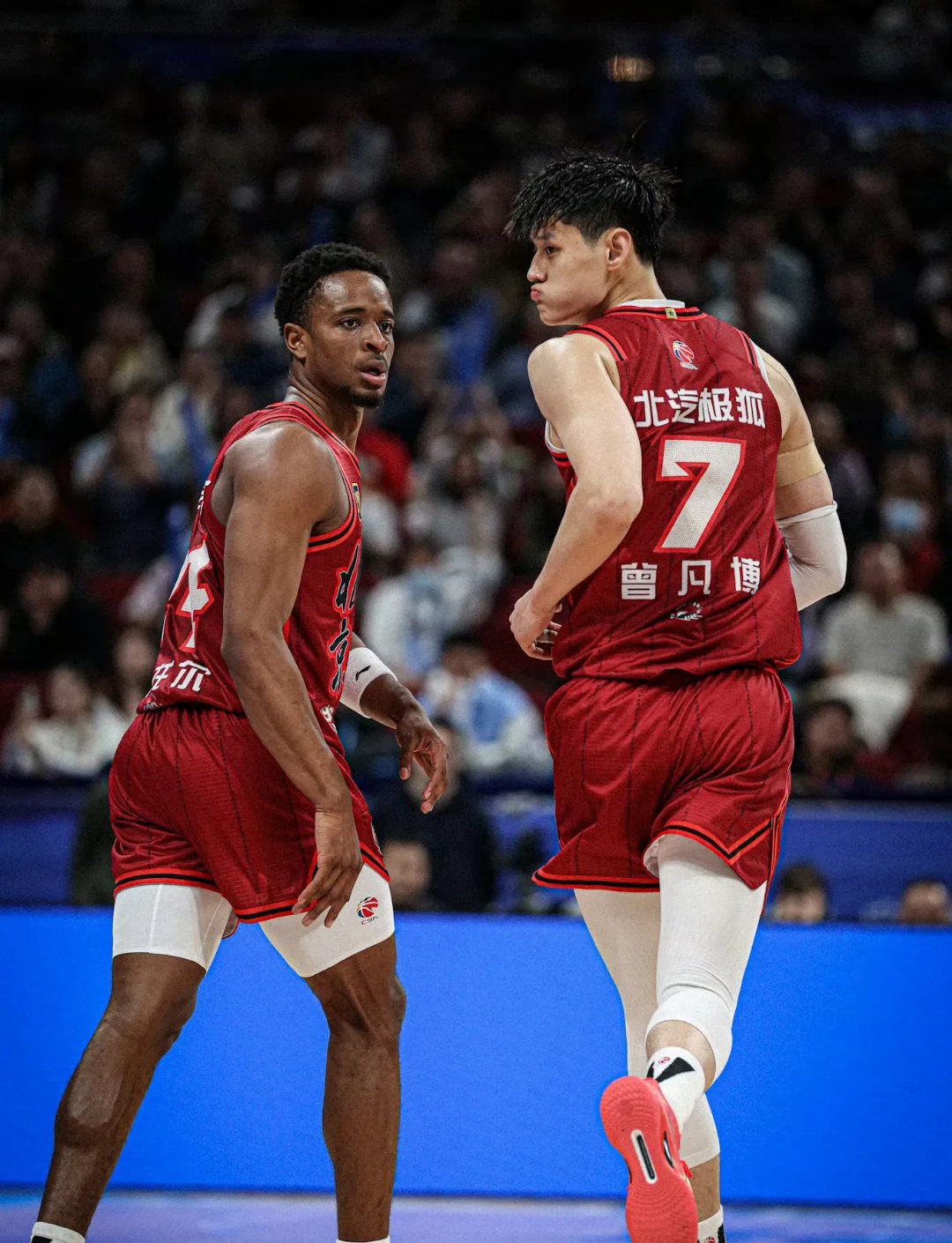 爱游戏入口-比拼技艺的球员们展现出色实力