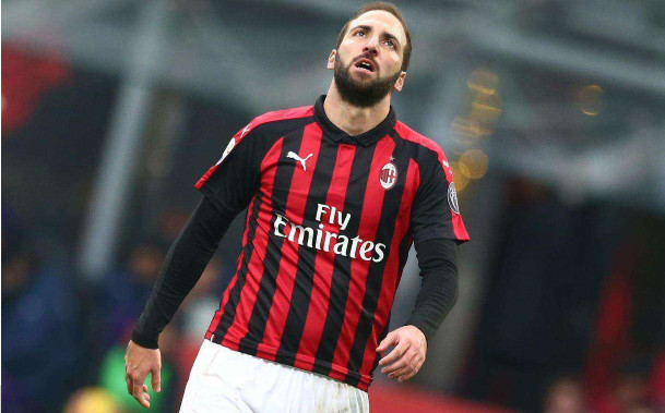 爱游戏官网入口-切尔西险胜保住分，困难重重，展现拼搏精神